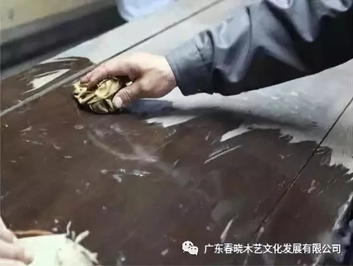 老紅木家具的修復(fù)過程，一經(jīng)修復(fù)煥然一新(圖4)